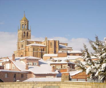 Foto de la iglesia de Santa María del Campo cubierta de nieve. Foto cedida por Rafa Delgado.